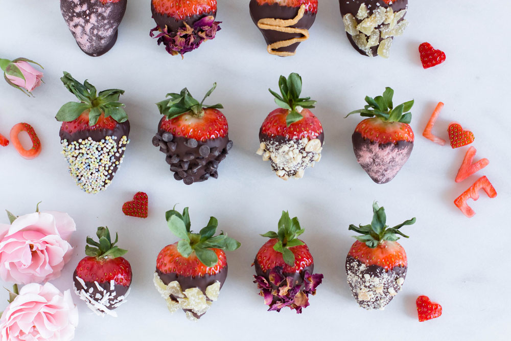 How to Easily Make Healthy Chocolate Covered Strawberries with the Prettiest Toppings